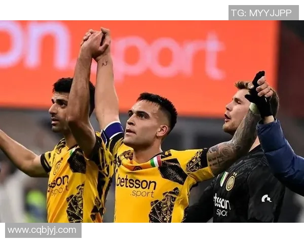 马丁内斯的传奇人生与足球生涯背后的故事与启示